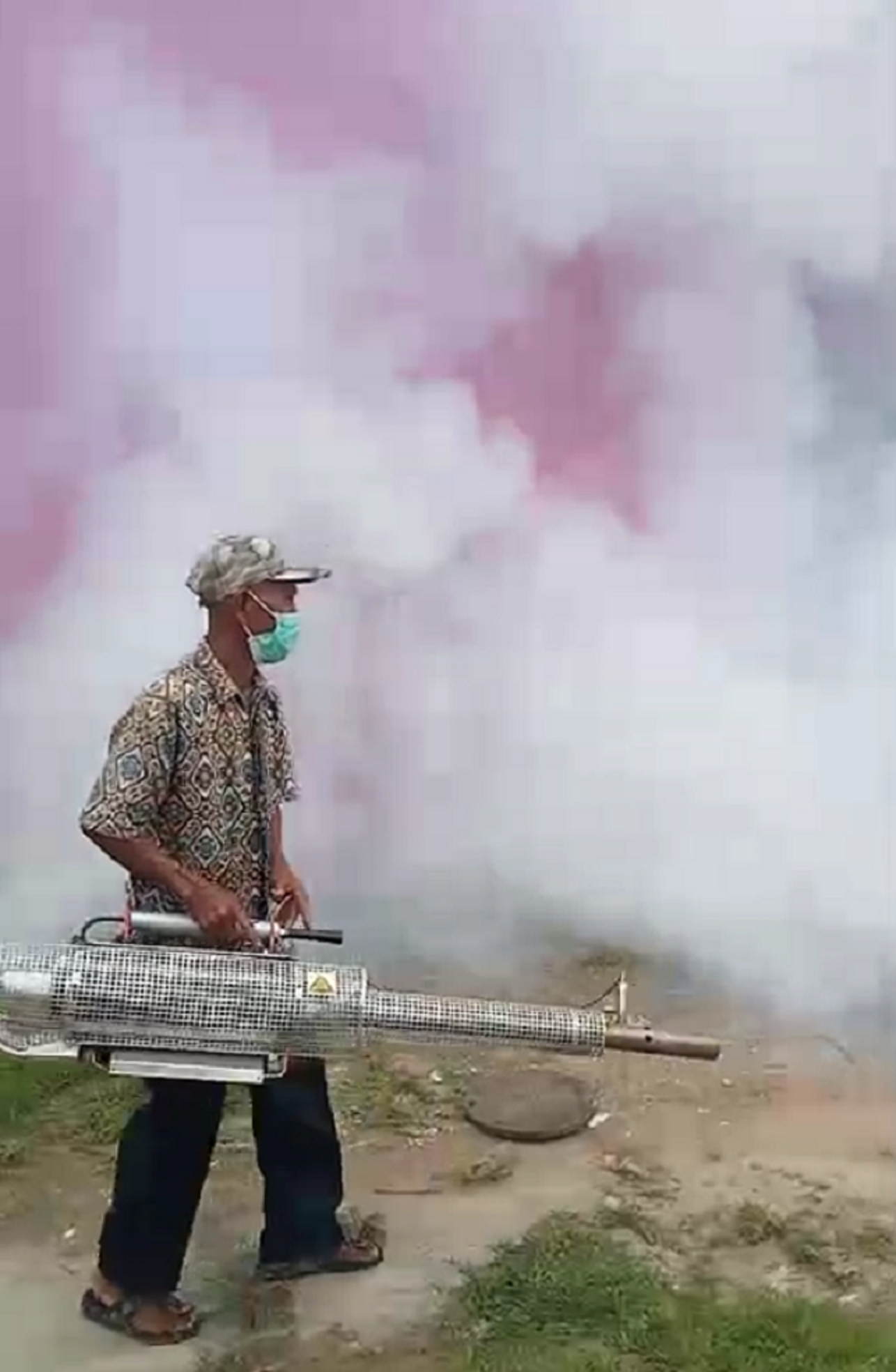 Petugas melakukan fogging focus mencegah penyebaran DBD di salah satu pemukiman warga di Sukamara.