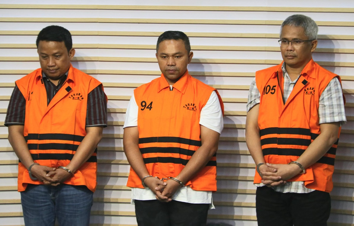 Tersangka UPT Jalan dan Jembatan di Dinas PUPR Riau, Gubernur Riau Abdul Wahid dihadirkan Konferensi Pers penetapan tersangka di Gedung KPK, Jakarta, Rabu (5/11/2025). (Dery Ridwansah/JawaPos.com)