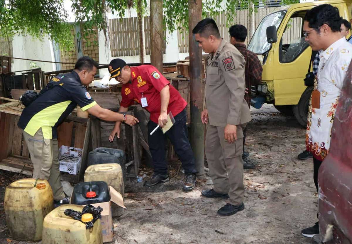 DIAMANKAN: Satpol PP Kota Palangka Raya bersama tim gabungan menemukan jeriken yang diduga bagian dari permainan BBM subsidi, Kamis (6/11).