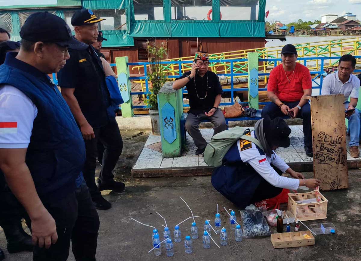HASIL OPERASI: Petugas BNNP Kalteng bersama ormas dan Polri menemukan sejumlah barang bukti terkait peredaran narkoba di kawasan Puntun, Jumat (7/11/2025).