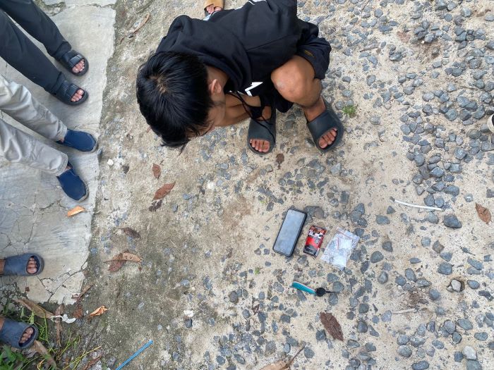 NARKOBA : Seorang pria kedapatan menyimpan 2 paket sabu siap edar di Jalan Walter Condrat, Baamang, Sampit, belum lama tadi. FOTO: SATRES NARKOBA/RADAR SAMPIT
