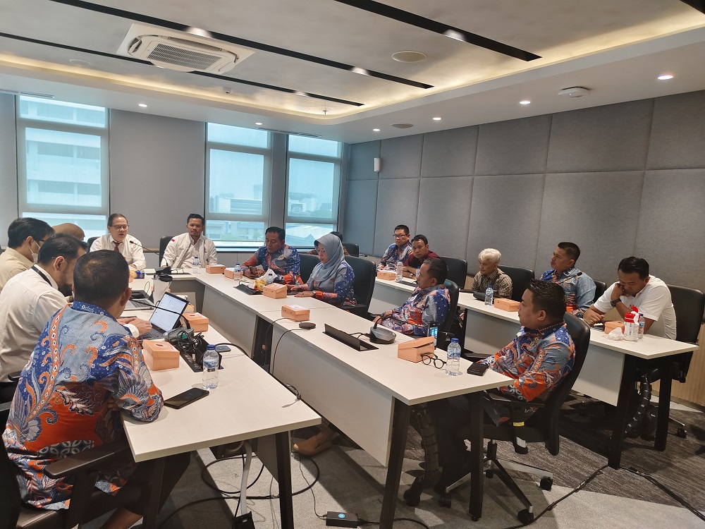 Wakil Ketua II DPRD Kobar Sri Lestari bersama anggota DPRD Kobar lainnya melakukan audiensi dengan OJK Pusat.
