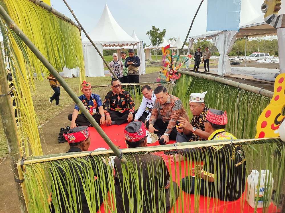 Bupati Lamandau Rizky Aditya Putra menghadiri ritual adat Dayak Tomun, yaitu Padah/Pamit Babukung,  di Alun-Alun Kota Nanga Bulik, Kamis (6/11).