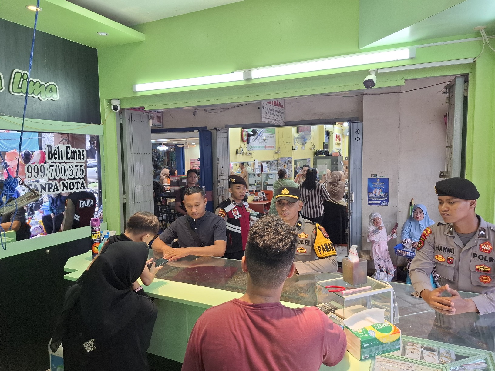 Petugas Pamapta Polres Kotim saat melalukan patroli di wilayah pertokoan PPM, Sampit, belum lama ini.