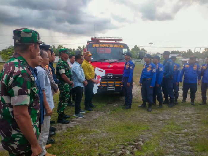 PENYERAHAN: Bupati Seruyan Ahmad Selanorwanda menyerahkan secara simbolis mobil tangki water supply kepada Damkar Kecamatan Hanau, Jumat (7/11/2025) tadi. FOTO: IST/RADAR SAMPIT