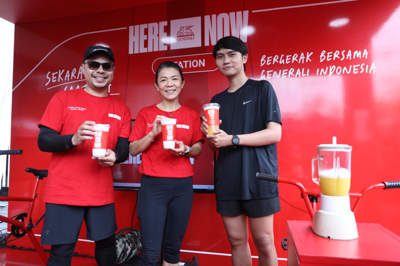 Rebecca Tan selaku President Director dan CEO (tengah) yang didampingi oleh Windra Krismansyah selaku Head of Corporate Communication (kiri) saat menghadiri kegiatan #HereNow di Jakarta hari ini