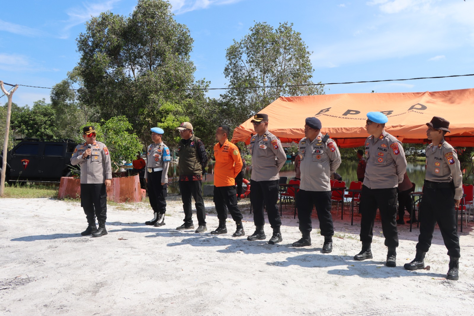 Kapolres Kotim AKBP Resky Maulana Zulkarnain saat memimpin simulasi penanggulangan bencana, baru-baru tadi.