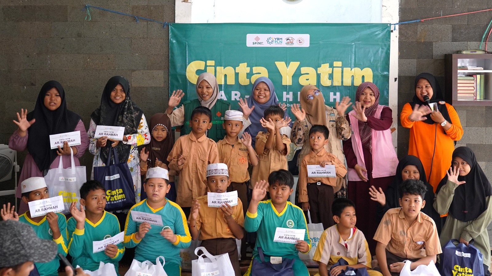 BERAMAL: YBM PLN UID Kalselteng menebar manfaat, menghadirkan senyum, serta menyalakan harapan bagi mereka yang membutuhkan, ketika bersama anak-anak yatim di Asuhan Ar-Rahman, Banjarbaru. Istimewa