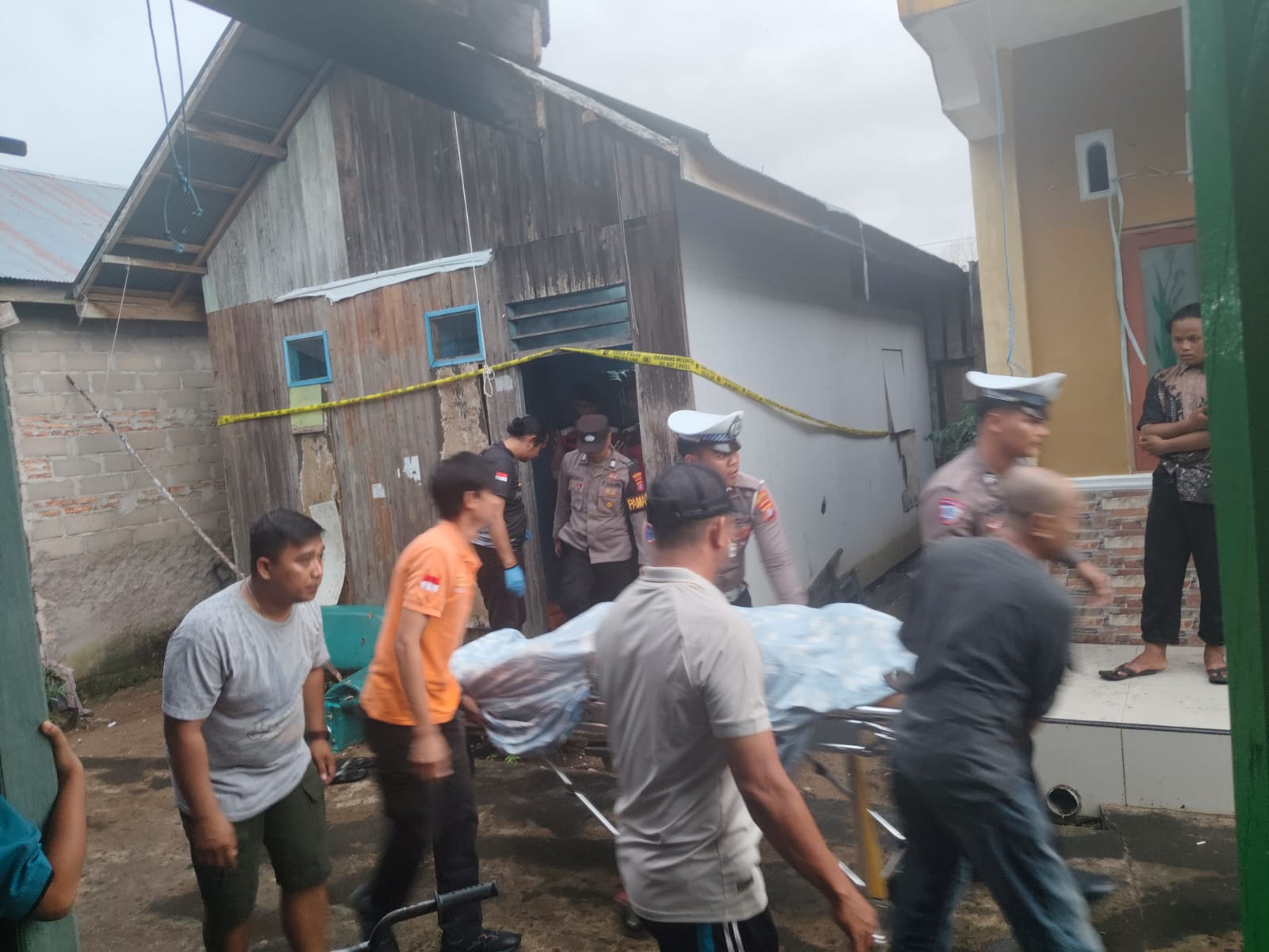 EVAKUASI: Petugas Kepolisian dan Medis saat mengevakuasi jenazah pelaku gantung diri di Kuala Pembuang, Sabtu (8/11/2025)