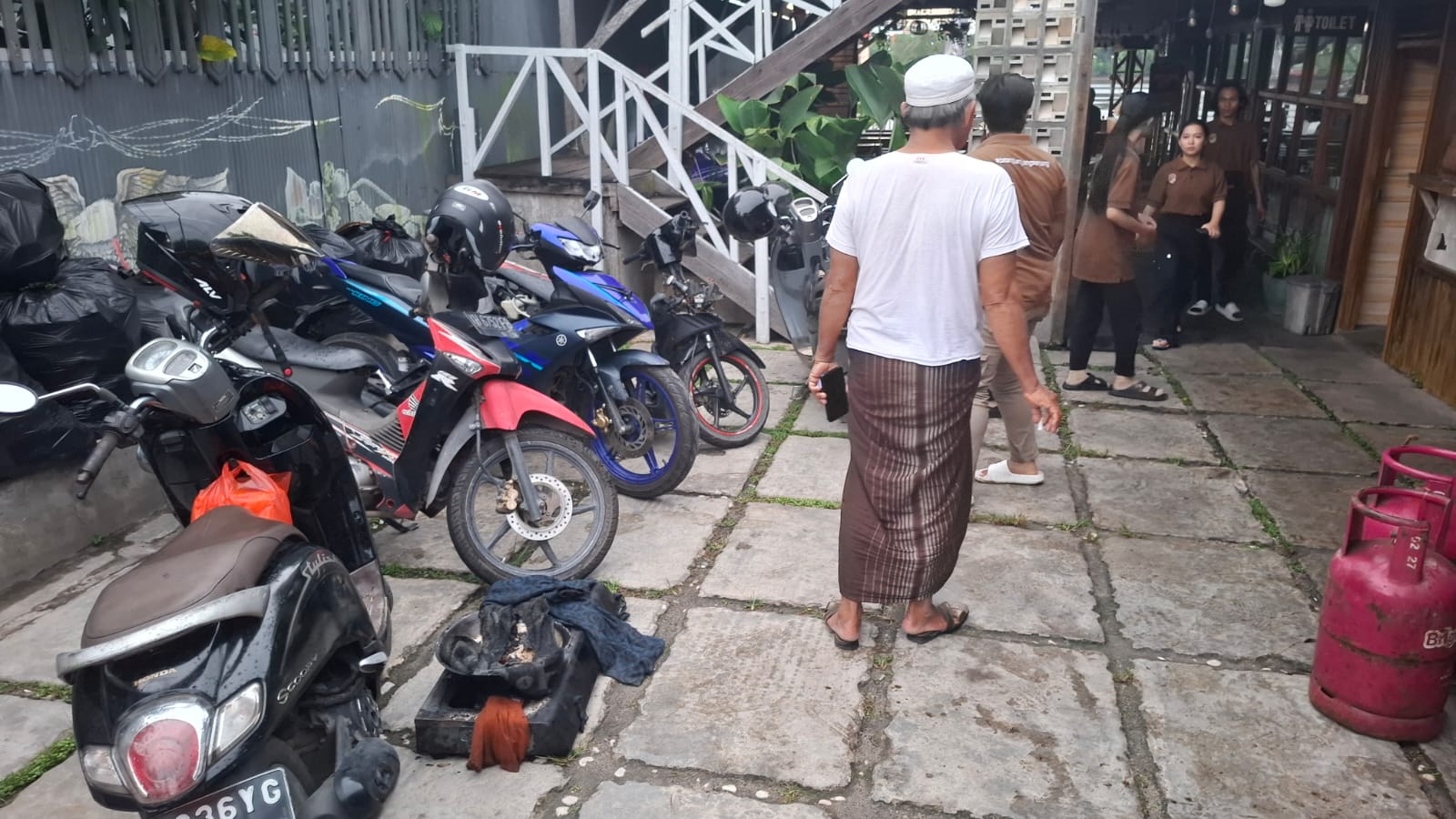 TERBAKAR: Sebuah kompor gas gosong setelah dilalap api di caffe Jalan Iskandar, Kecamatan MB Ketapang, Sampit, Sabtu (8/11) petang.&nbsp;FAHRY/RADAR SAMPIT