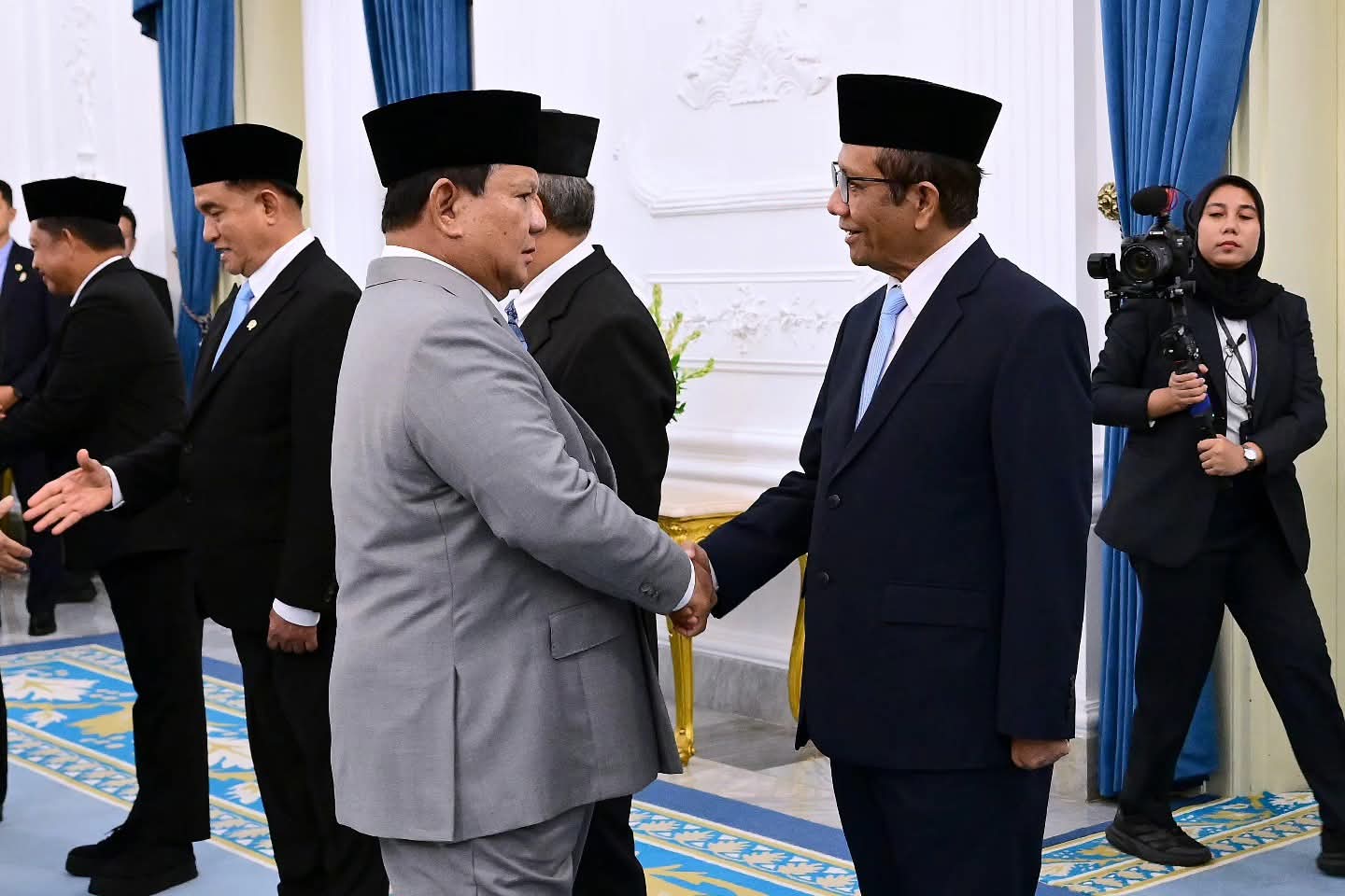 Presiden Republik Indonesia Prabowo Subianto berjabat tangan dengan Mahmud MD yang baru saja dilantik sebagai anggota Komisi Percepatan Reformasi Polri, Jumat (7/11/2025). (Seskab RI)