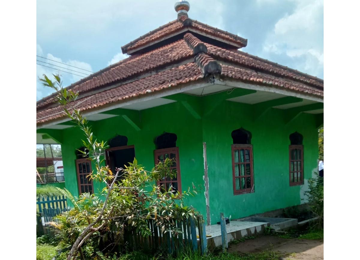 BAKAL DIPERBAIKI: Kondisi Musala di SMPN 1 Kotabesi yang sudah berumur puluhan tahun.