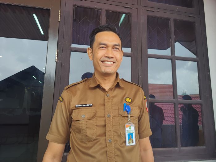 WAWANCARA: Plt Asisten I Bidang Pemerintahan dan Kesejahteraan Rakyat Sekretariat Daerah Kotim, Oktav Pahlevi ketika dibincangi Radar Sampit. FOTO: HENY/RADAR SAMPIT