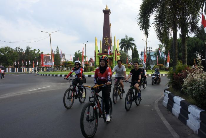 OLAHRAGA: Pola hidup sehat menjadi tren masyarakat Kota Sampit yang rutin berolahraga dan konsumsi makanan bergizi. FOTO: YUNI/RADAR SAMPIT