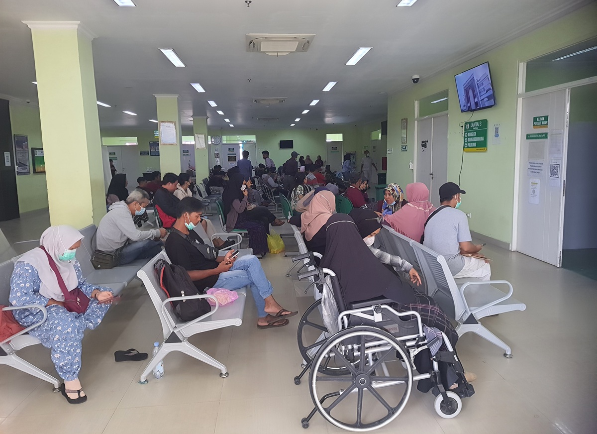KUNJUNGAN PASIEN : Ratusan pasien rawat jalan saat sedang menunggu antrean di depan klinik lantai III, RSUD dr Murjani Sampit. HENY/RADAR SAMPIT