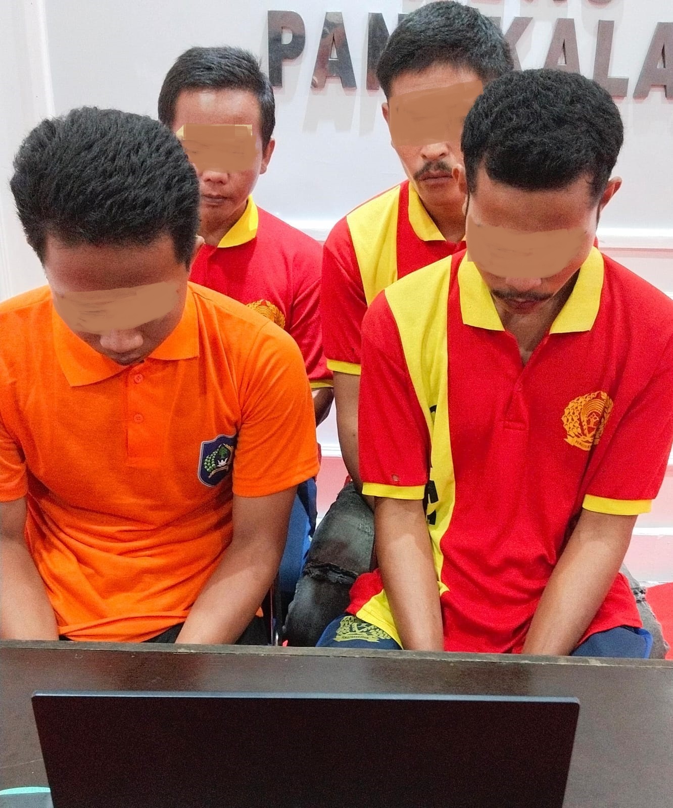Empat terdakwa kasus pencurian sawit, saat mengikuti proses hukum di PN Nanga Bulik, baru-baru tadi.