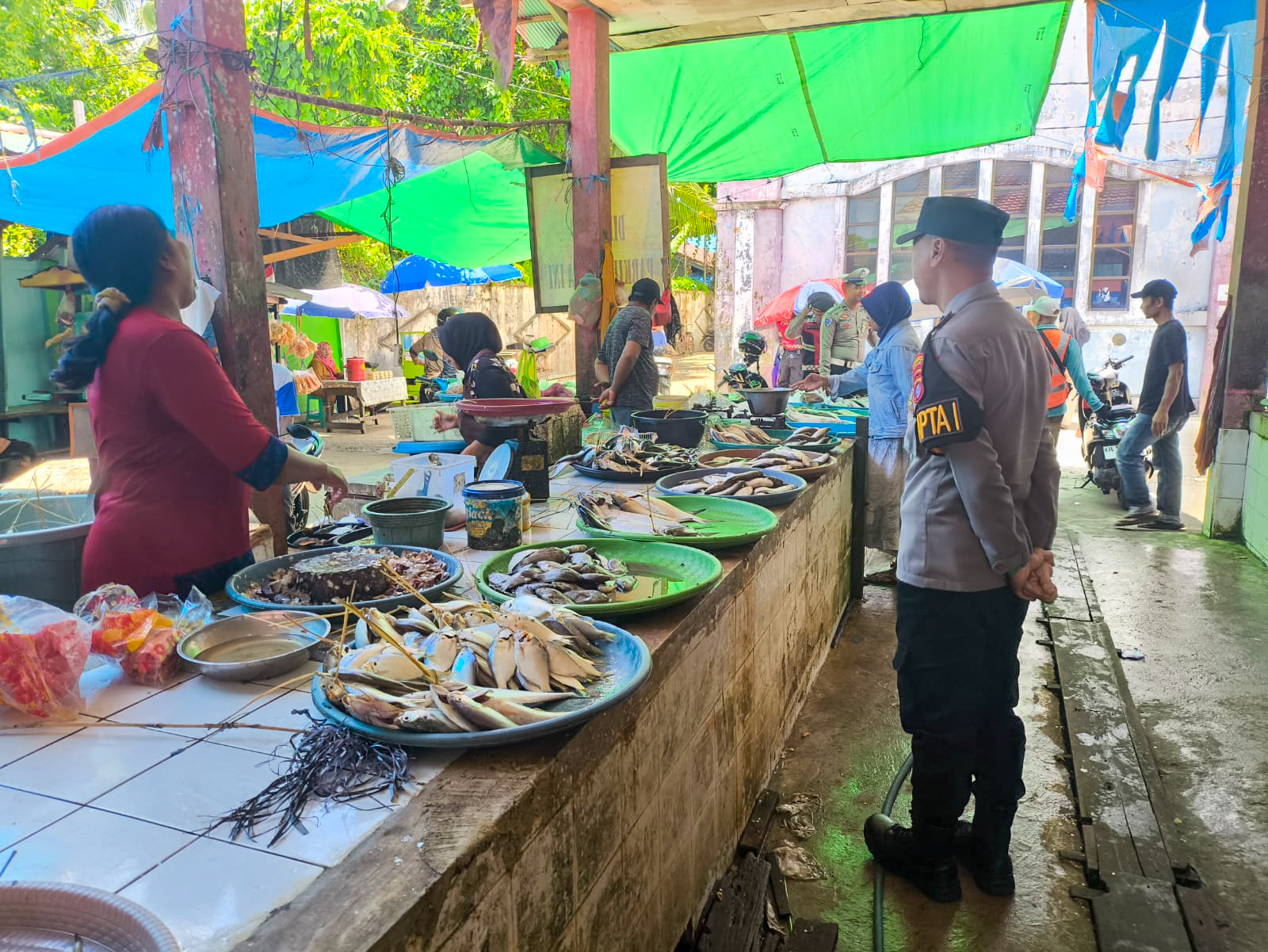 Anggota Pamapta Polres Seruyan, saat menyambangi pedagang di pasar SAIK, Kuala Pembuang (9/11).