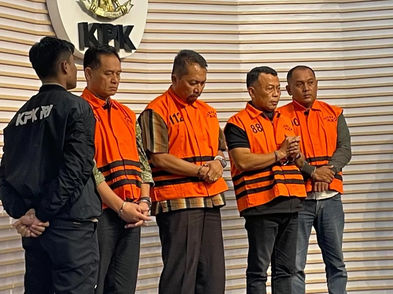 KPK resmi menetapkan Bupati Ponorogo Sugiri Sancoko sebagai tersangka, setelah menggelar operasi tangkap tangan (OTT) di wilayah Kabupaten Ponorogo, pada Jumat (7/11). (Ridwan/JawaPos.com)