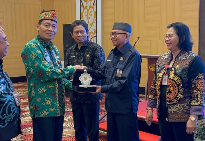 Kepala DLH Kotim Marjuki menerima penghargaan dari Staf Gubernur Kalteng di sela Rakorda LH tahun 2025 "Menuju Zero Waste Kalimantan Tengah 2030, Transformasi Pengelolaan Sampah