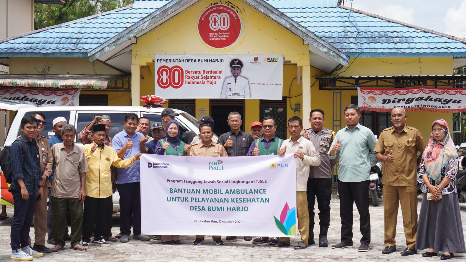 BERMANFAAT:  PLN UID Kalselteng, menyerahkan bantuan satu unit mobil ambulans kepada masyarakat Desa Bumi Harjo, Kecamatan Kumai, Kobar, Kalteng