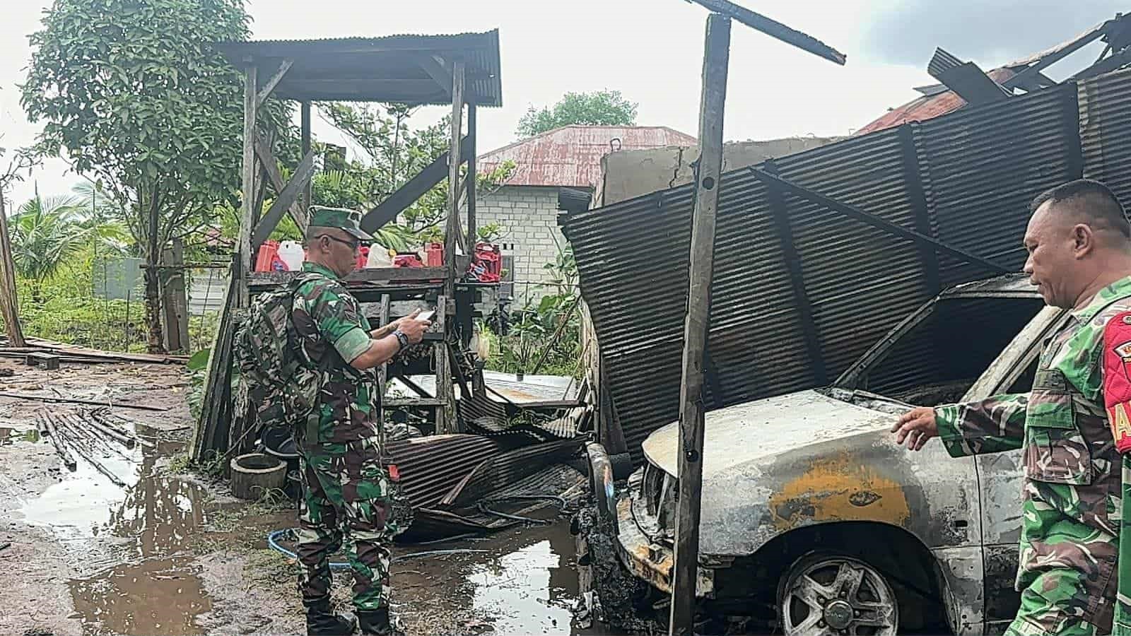 Puing -puing sisa kebakaran di jalan Karanggan, Palangka Raya yang menghanguskan sebuah mobil dan sebuah rumah.
