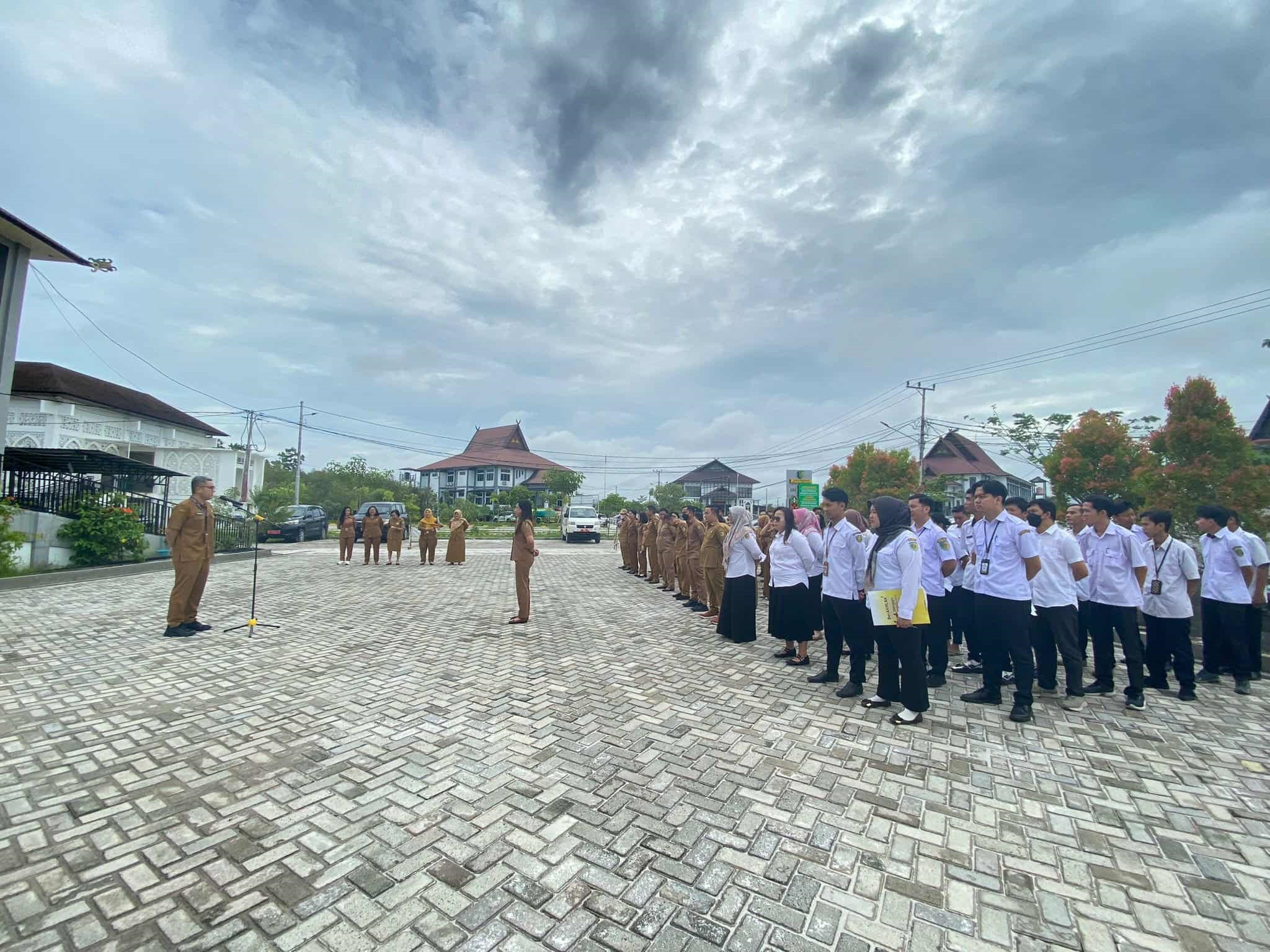 Sekretaris  Dinas Pendidikan Kota Palangka Raya Aprae Vico Ranan memimpin apel di lingkup Dinas Pendidikan Kota Palangka Raya.