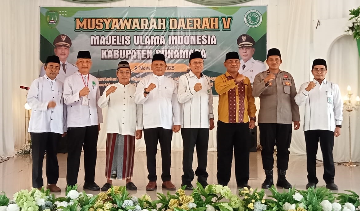 Wakil Bupati Sukamara Nur Efendi berfoto bersama Pengurus MUI dan tamu undangan.