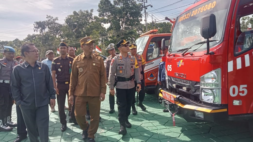 Bupati Sukamara Masduki bersama pihak terkait lainnya saat mengecek kesiapan Sapras penanggulangan bencana hidrometeorologi.