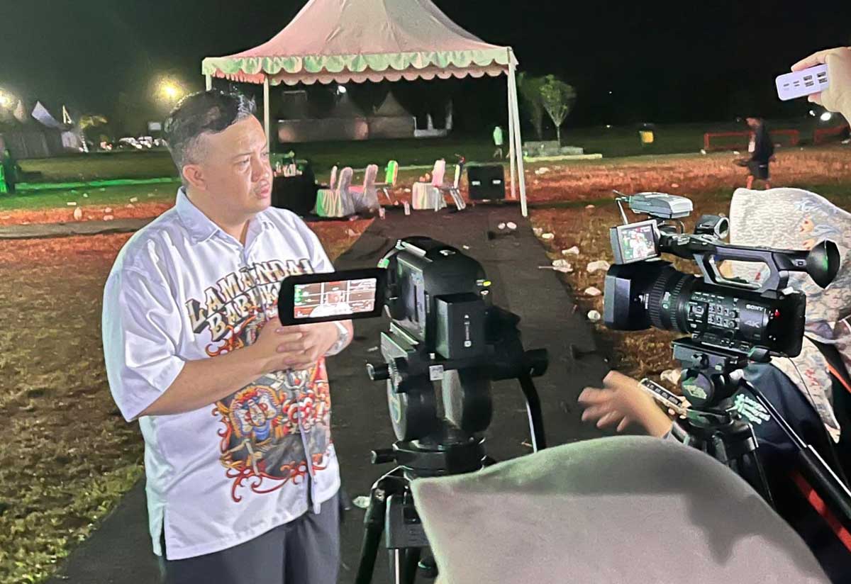 KETERANGAN PERS: Bupati Lamandau Rizky Aditya Putra menyaksikan Festival Babukung 2025 di Alun-alun kota Nanga Bulik, Kabupaten Lamandau, Minggu (9/11).