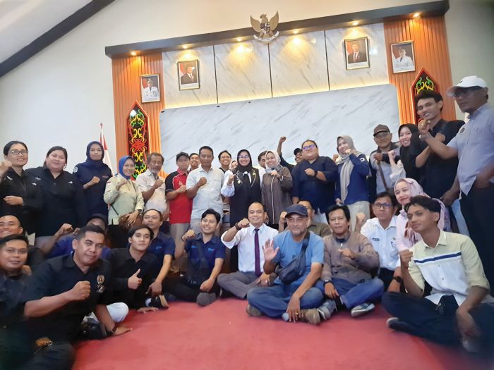 SILATURAHMI: Wabup Kotim Irawati, Pj Sekda Kotim Umar Kaderi, para pimpinan redaksi, jurnalis serta perwakilan media di Kotim berfoto bersama disela-sela kegiatan silaturahmi di kantor Diskominfo