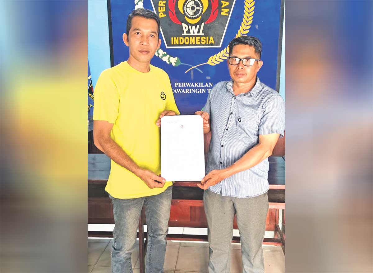 MELAPOR: Ketua BPD Lampuyang Sahamudin bersama Saidun, Ketua Koperasi Merah Putih Desa Jaya Karet menunjukkan bukti pelaporan ke Polsek Jaya Karya, baru-baru ini.