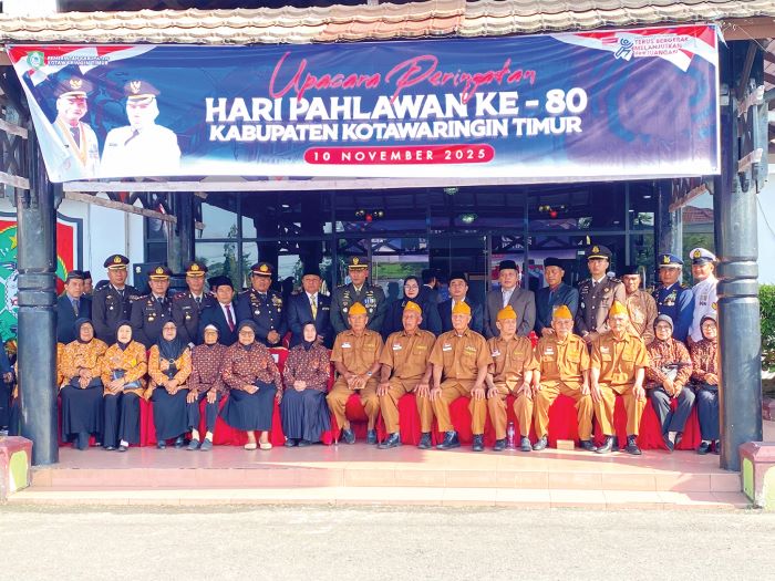 HARI PAHLAWAN: Wakil Bupati Kotim Irawati berfoto bersama seusai mengikuti upacara peringatan Hari Pahlawan ke-80 di halaman kantor Bupati Kotim, Senin (10/11/2025). FOTO: YUNI/RADAR SAMPIT