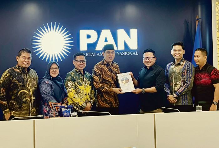 BERTEMU: Komisi III DPRD Kotim menyerahkan dokumen usulan aspirasi terkait Pembangunan di Kotim kepada anggota Komisi V DPR RI Muhammad Syauqie, di Jakarta, (7/11/2025) lalu. FOTO: PAN KOTIM/RADAR SAM