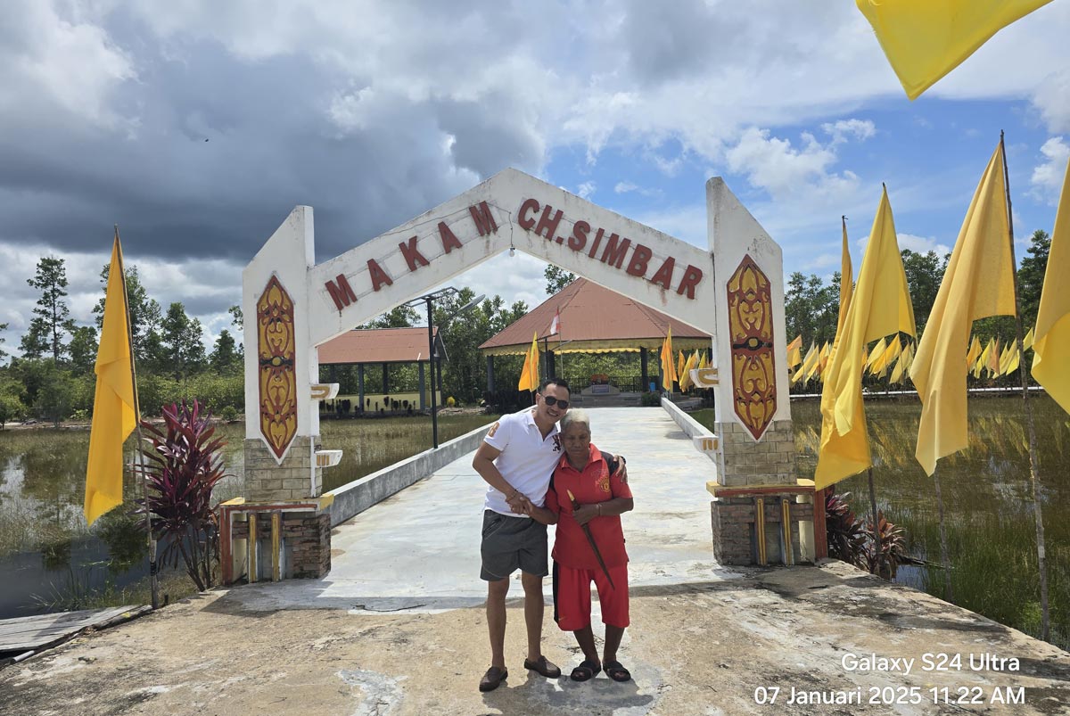 MENGENANG PEJUANG: Ricko Kristolelu, cucu mendiang Christian Simbar berfoto bersama Lili, anak bungsu Christian Simbar di Makam Christian Simbar di Desa Madara, Kabupaten Barito Selatan.