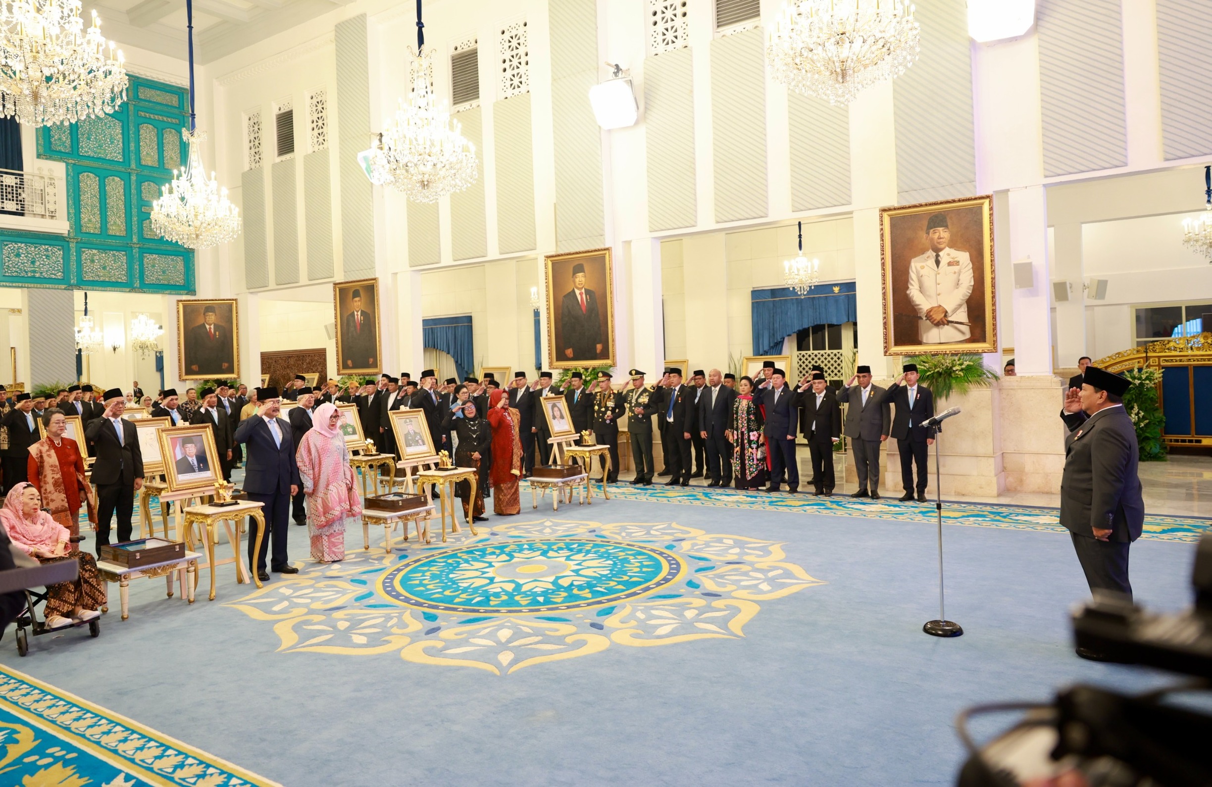 Presiden Republik Indonesia Prabowo Subianto menganugerahkan Gelar Pahlawan Nasional dalam rangka memperingati Hari Pahlawan di Istana Negara, Senin (10/11).