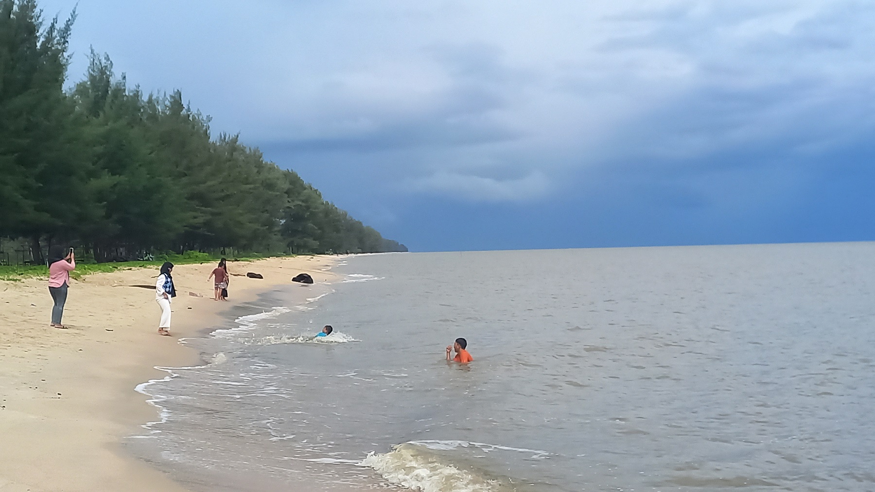 Awan mendung ketika menyelimuti kawasan Pantai Sei Bakau, Seruyan.
