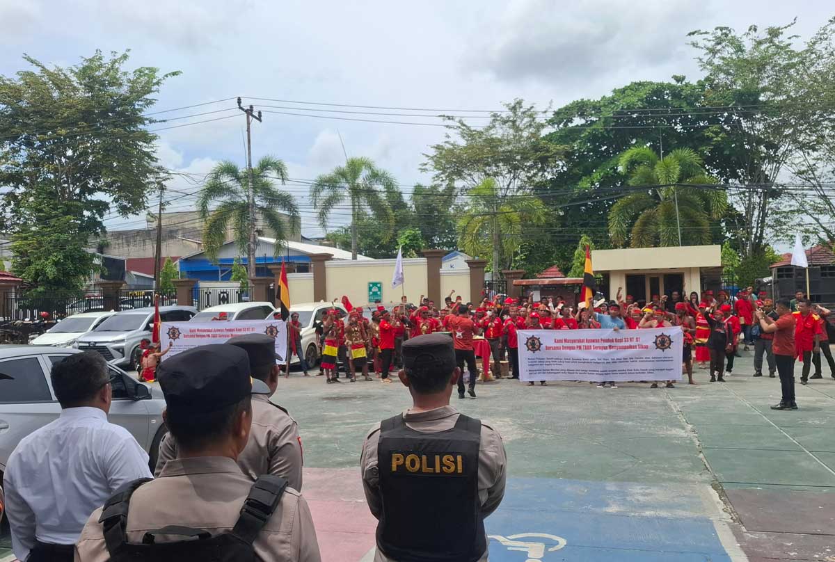 AKSI: Massa saat melakukan aksi di depan PN Sampit terkait perkara tiga warga Seruyan yang didakwa karena membawa senjata tajam jenis mandau, Senin (10/11).