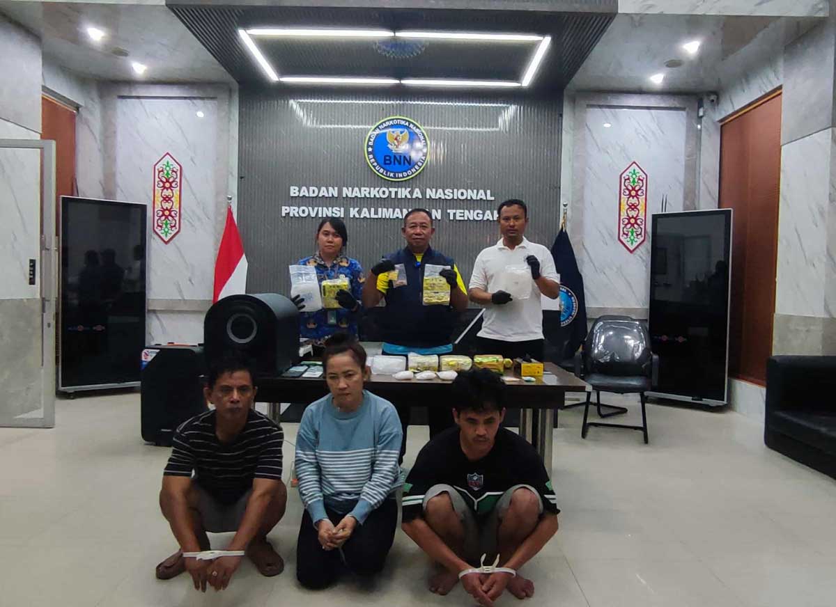 JARINGAN BESAR: BNNP Kalteng memperlihatkan tersangka dan barang bukti jaringan besar peredaran narkoba yang berhasil diungkap dalam operasi di Kotim, Senin (10/11).