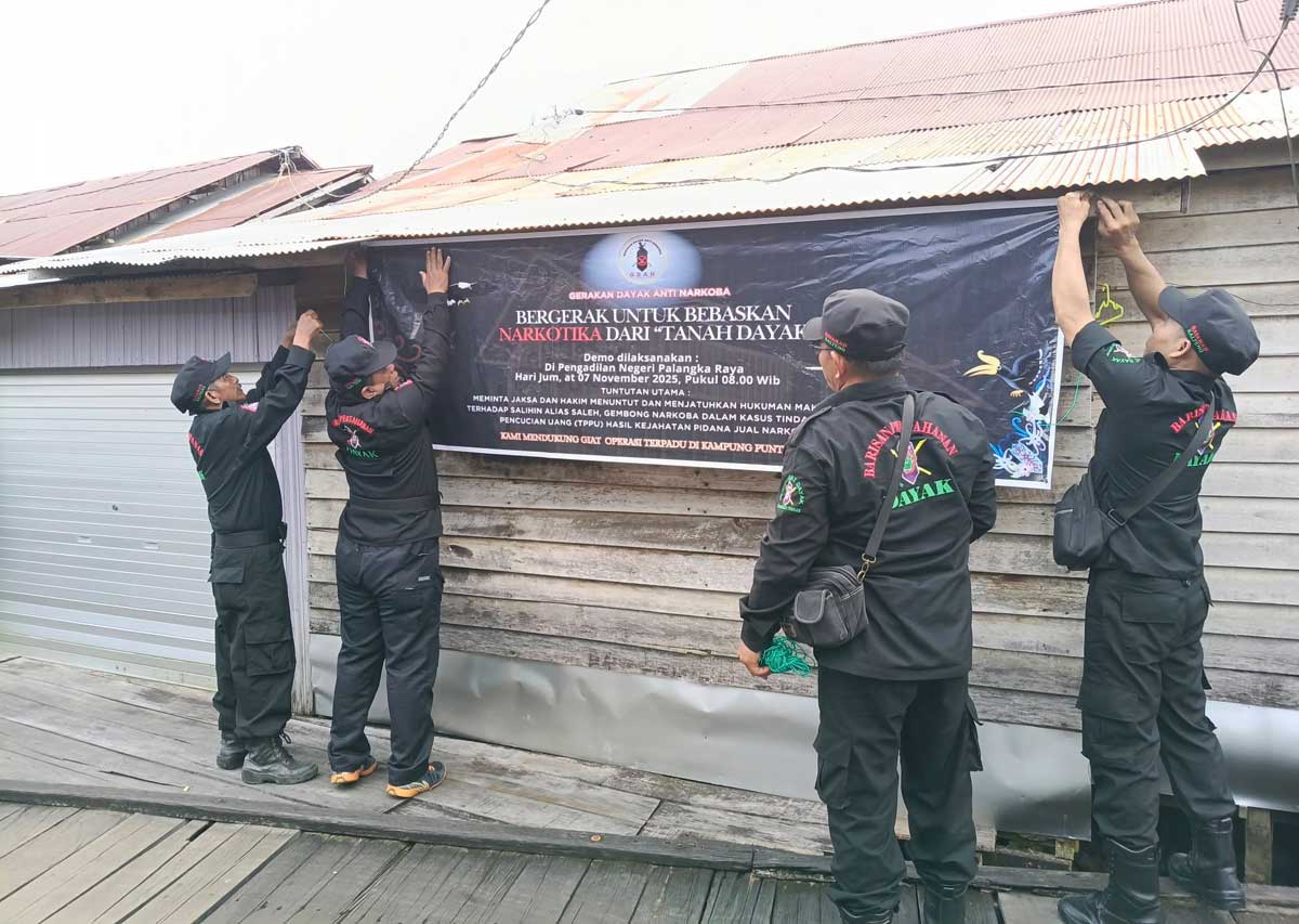 PERANGI NARKOBA: Gerakan Dayak Anti Narkoba (GDAN) memasang spanduk penolakan peredaran narkoba di Kawasan Puntun, Palangka Raya.