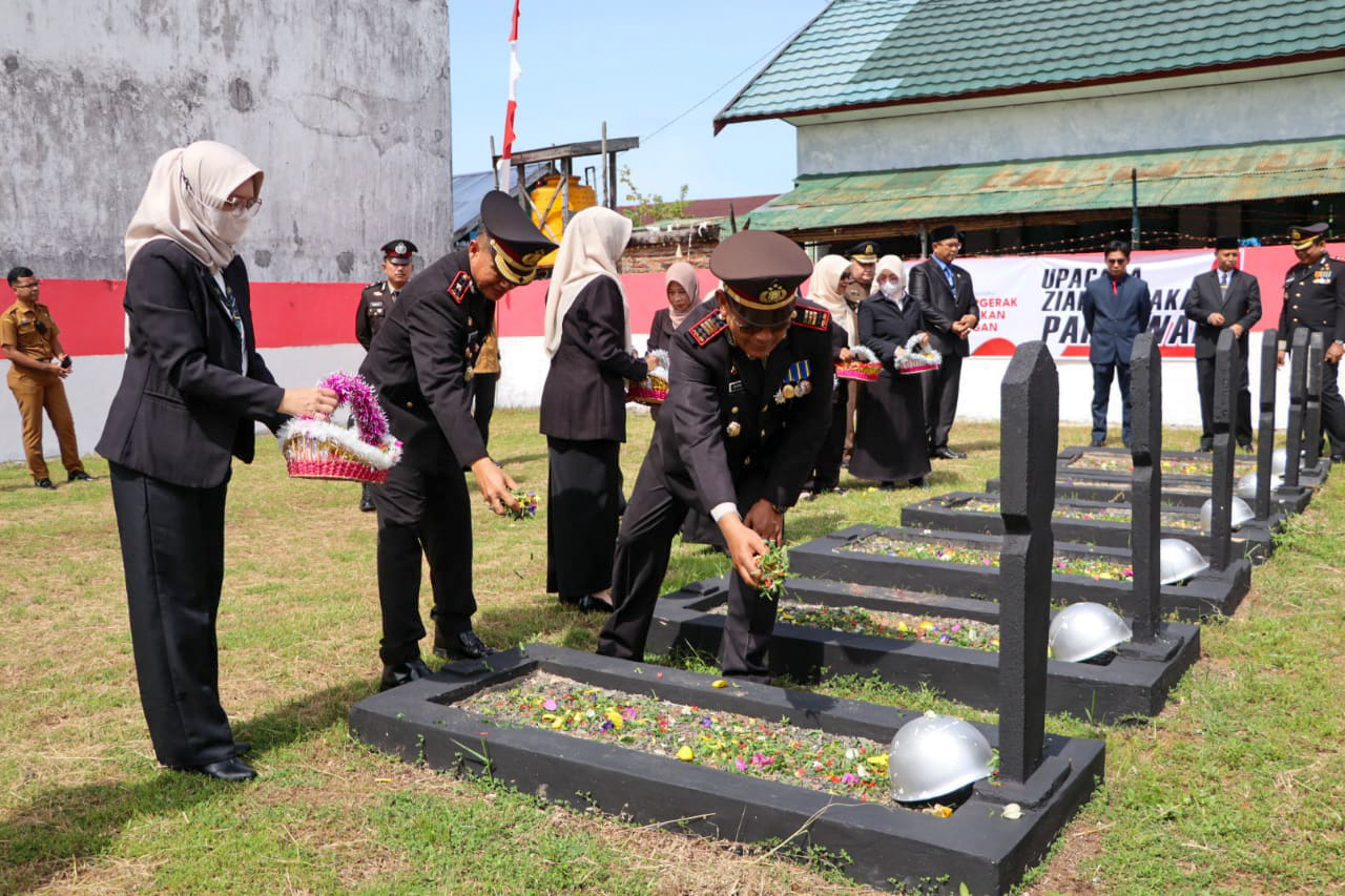 Tabur bunga di pusara taman makam pahlawan Pasir Kencana, Kuala Pembuang, Senin (10/11).