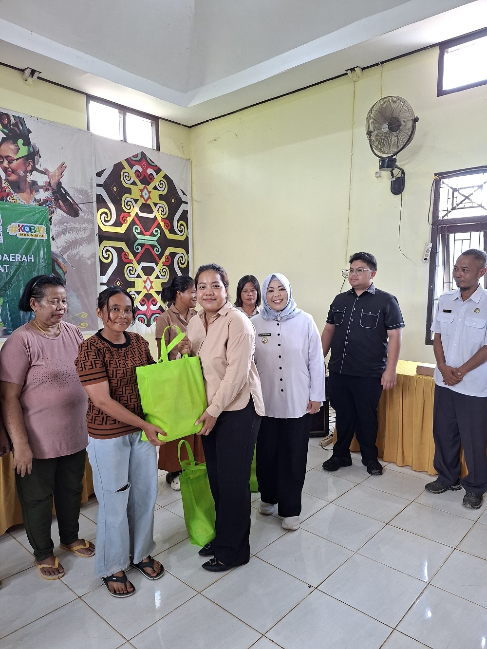 Anggota DPRD Kobar Nina Erpida memberikan paket sembako kepada warga di Arut Utara bersama Bupati Kobar.