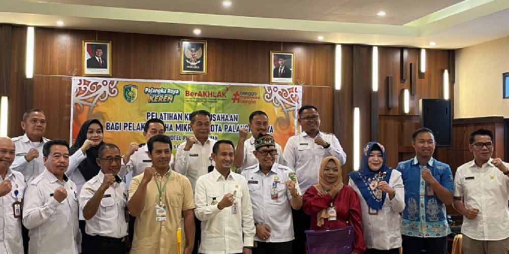 Wali Kota Palangka Raya Fairid Naparin membuka pelatihan kewirausahaan bagi pelaku usaha mikro belum lama ini.