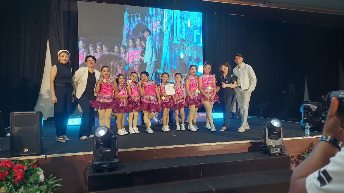 Maria Neva Marukan saat bersama grup line dancer Lamandau yang berhasil menyabet mendali emas.