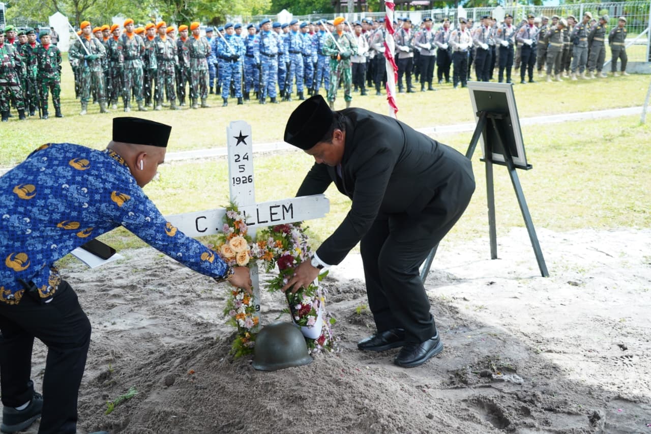 PAHLAWAN: Makam pejuang kemerdekaan, Letnan Muda Udara Dua Cornelius Willem, setelah dipindahkan ke TMP Sanaman Lampang, Palangka Raya, baru-baru tadi.