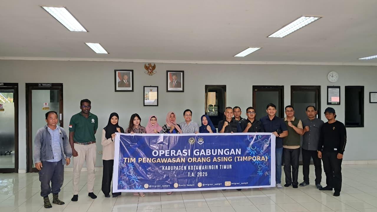 PENGAWASAN ORANG ASING: Kegiatan Operasi Gabungan Pengawasan Orang Asing di wilayah Kecamatan Cempaga Hulu, Kabupaten Kotawaringin Timur yang dilaksanakan Kantor Imigrasi Kelas II TPI Sampit