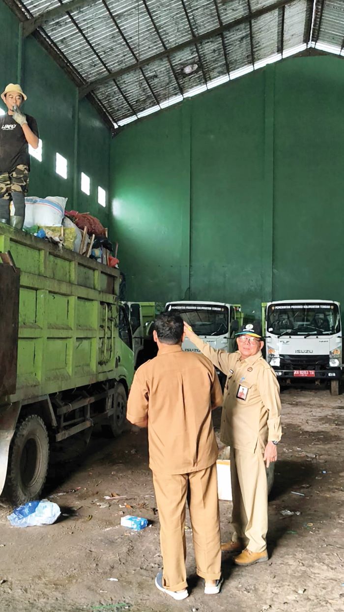 DEPO SAMPAH: Kepala DLH Kotim Marjuki turun ke lapangan untuk meninjau secara langsung kondisi depo sampah, Selasa (11/11/2025). FOTO: DLH KOTIM/RADAR SAMPIT