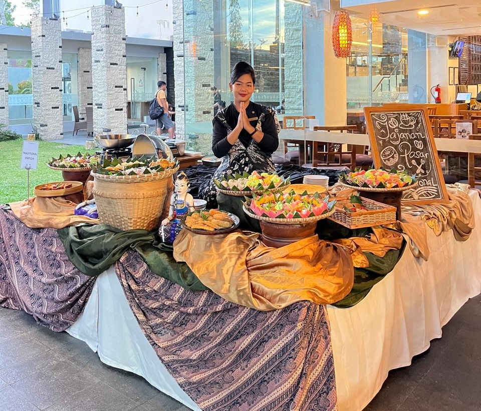 Swiss-Belhotel Danum Palangka Raya menghadirkan promo kuliner terbaru bertajuk &ldquo;Pasar Tumpah&rdquo;, sebuah konsep bersantap unik yang memadukan suasana pasar malam modern dengan kelezatan ragam kuliner