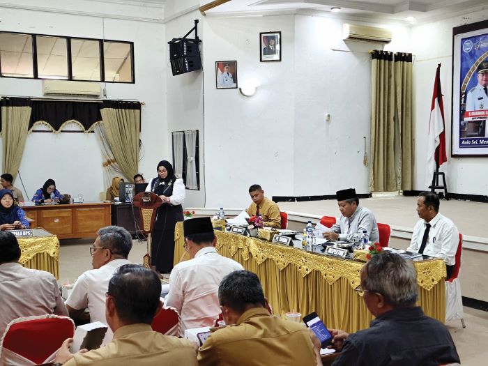 SAMBUTAN: Wabup Kotim Irawati menyampaikan sambutan pada Rakordalev Kegiatan Pembangunan Daerah Triwulan III Tahun 2025, di Sampit, Senin (10/11/2025). YUNI/RADAR SAMPIT