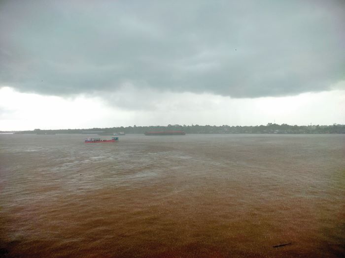 CUACA: Awan gelap menyelimuti Sungai Mentaya, Kota Sampit, Kotawaringin Timur (Kotim), Rabu (12/11/2025). FOTO: YUNI/RADAR SAMPIT