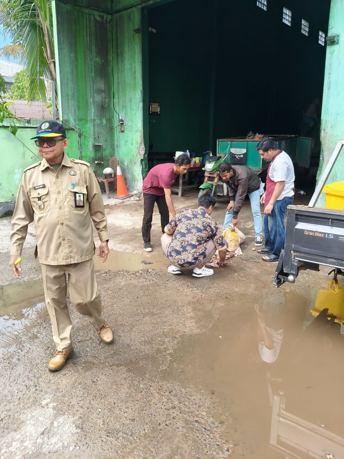 SAMPAH: Kepala DLH Kotim, Marjuki memantau secara langsung pengelolaan sampah depo, baru-baru tadi. FOTO: DLH KOTIM/RADAR SAMPIT